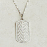 Colección M - Collar placa pluma - Nathalie Bird