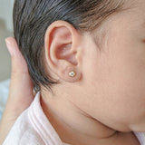 ARETE ABRIDOR DE PIEDRA BISELADA 4MM EN ORO 18K PARA RECIEN NACIDA